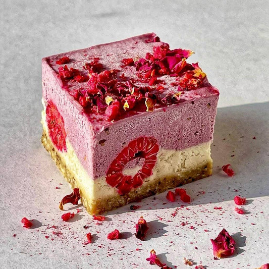 Rohveganer Himbeer-Rosen-Kuchen von Holi Sweets, glutenfrei, zuckerfrei, handgemacht in München
