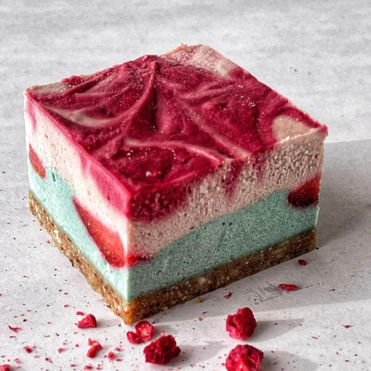 rohvegane erdbeertorte mit spirulina früchte dessert münchen