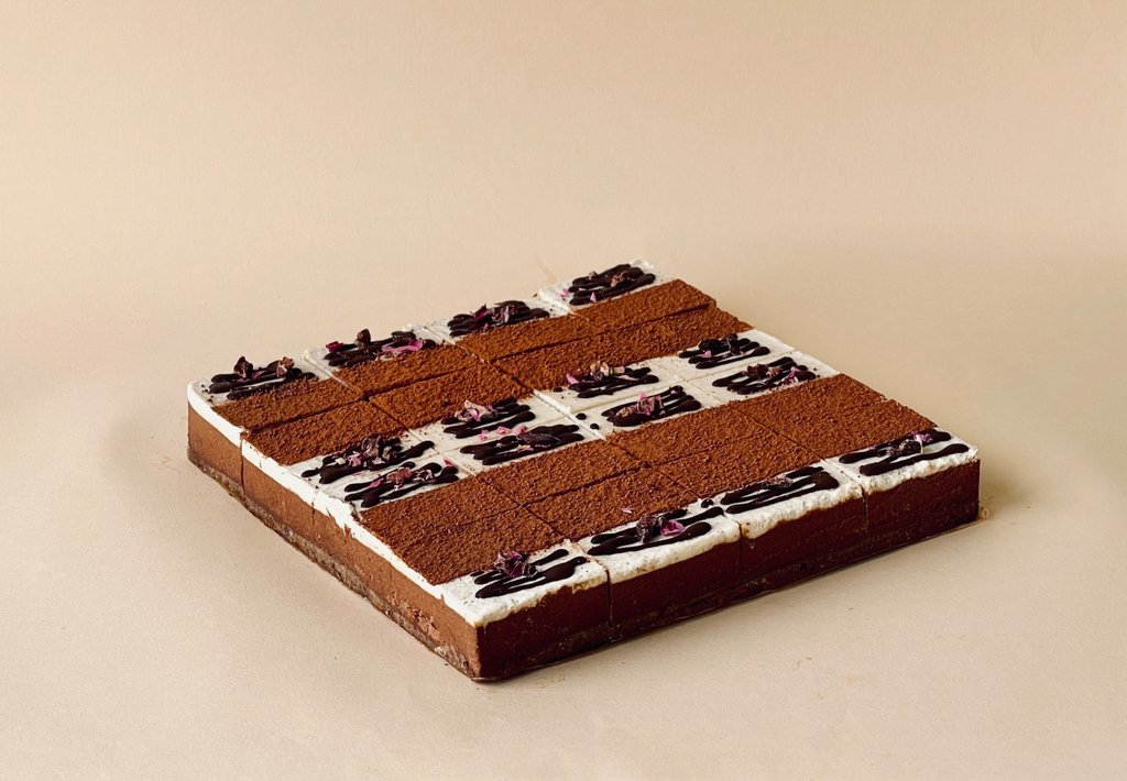 Vegane Tiramisu-Rohkost-Torte im Tablettformat mit cremiger Cashew-Füllung, Kakao und Schokoladendekor – glutenfrei, zuckerfrei und handgemacht in München von Holi Sweets Raw.
