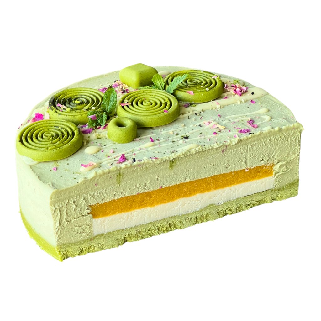 Veganer Kuchen mit Matcha, Mango und weißer Schokolade, roh und zuckerfrei, handgemacht in München.