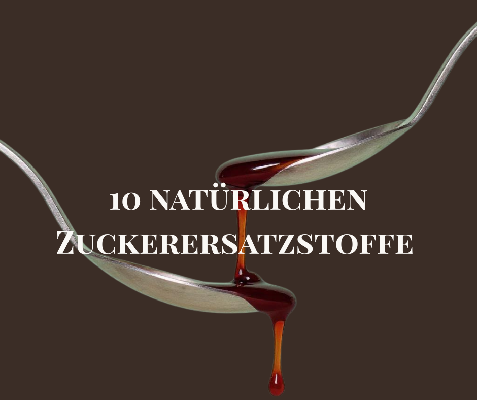 Zwei übereinander gehaltene Löffel, aus denen ein dicker, dunkelbrauner natürlicher Sirup tropft. Auf braunem Hintergrund steht der Text ‚10 natürlichen Zuckerersatzstoffe‘