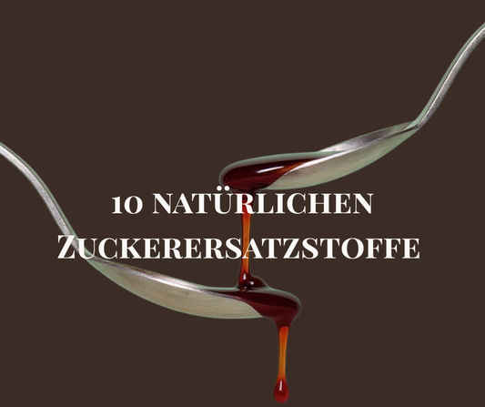 Zwei übereinander gehaltene Löffel, aus denen ein dicker, dunkelbrauner natürlicher Sirup tropft. Auf braunem Hintergrund steht der Text ‚10 natürlichen Zuckerersatzstoffe‘