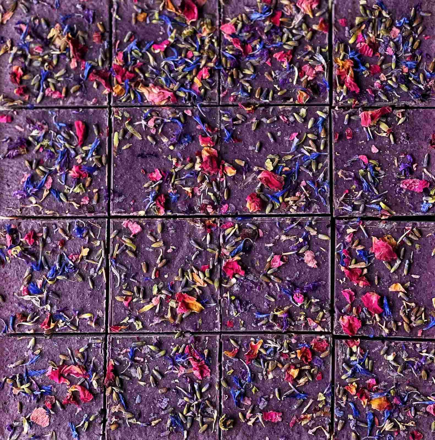 Zuckerfreier veganer Kuchen mit Blaubeeren und essbaren Blüten – handgemachter Raw Cake aus München, jetzt online bestellen.