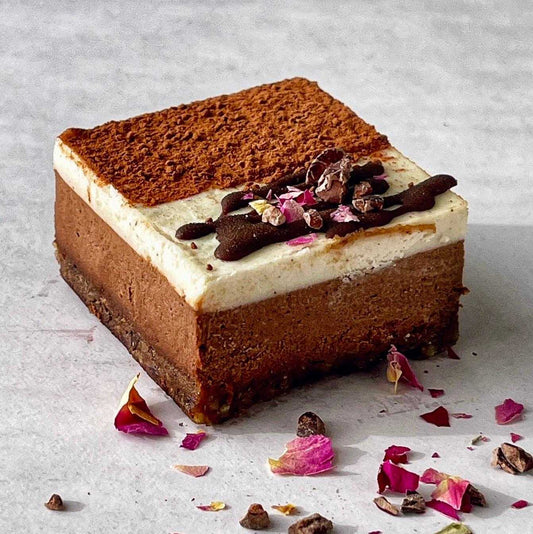Veganes Tiramisu-Dessert mit Kakaoschicht, Cashewcreme und Schokoglasur – glutenfrei, ohne Zuckerzusatz, handgemacht in München von Holi Sweets Raw.