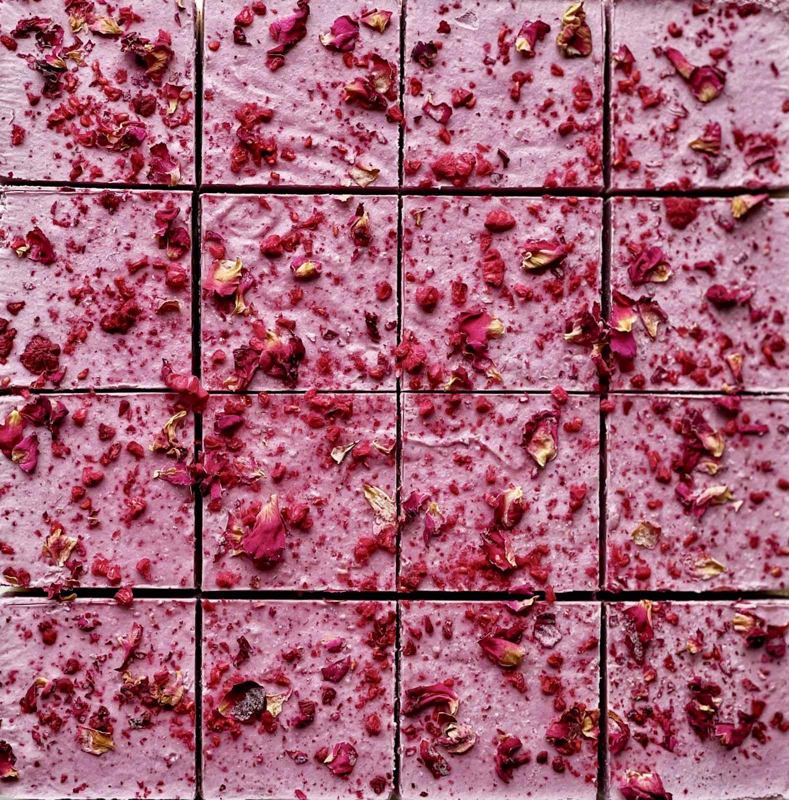 Veganer Himbeer-Weißer-Schokolade-Kuchen mit Nussboden, cremiger Füllung und gefriergetrockneten Himbeeren – zuckerfrei, roh, glutenfrei, München.